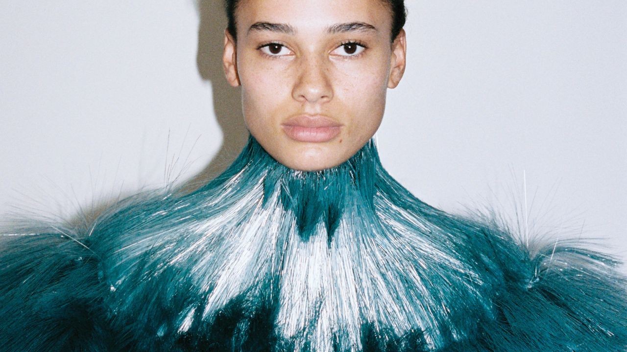 A Bottega Veneta lança fanzine em comemoração à coleção de estreia de Louise Trotter.