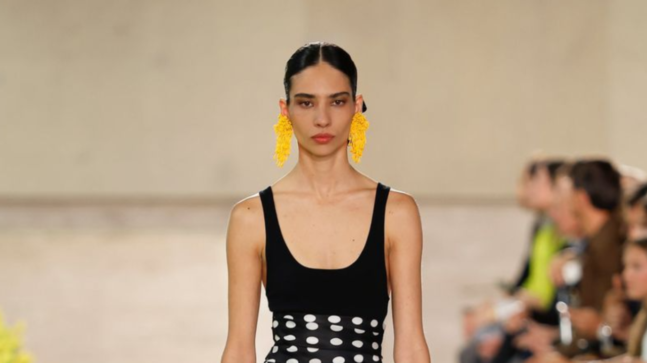 Laura Schulze abre desfile da Carolina Herrera na Semana de Moda de Nova York